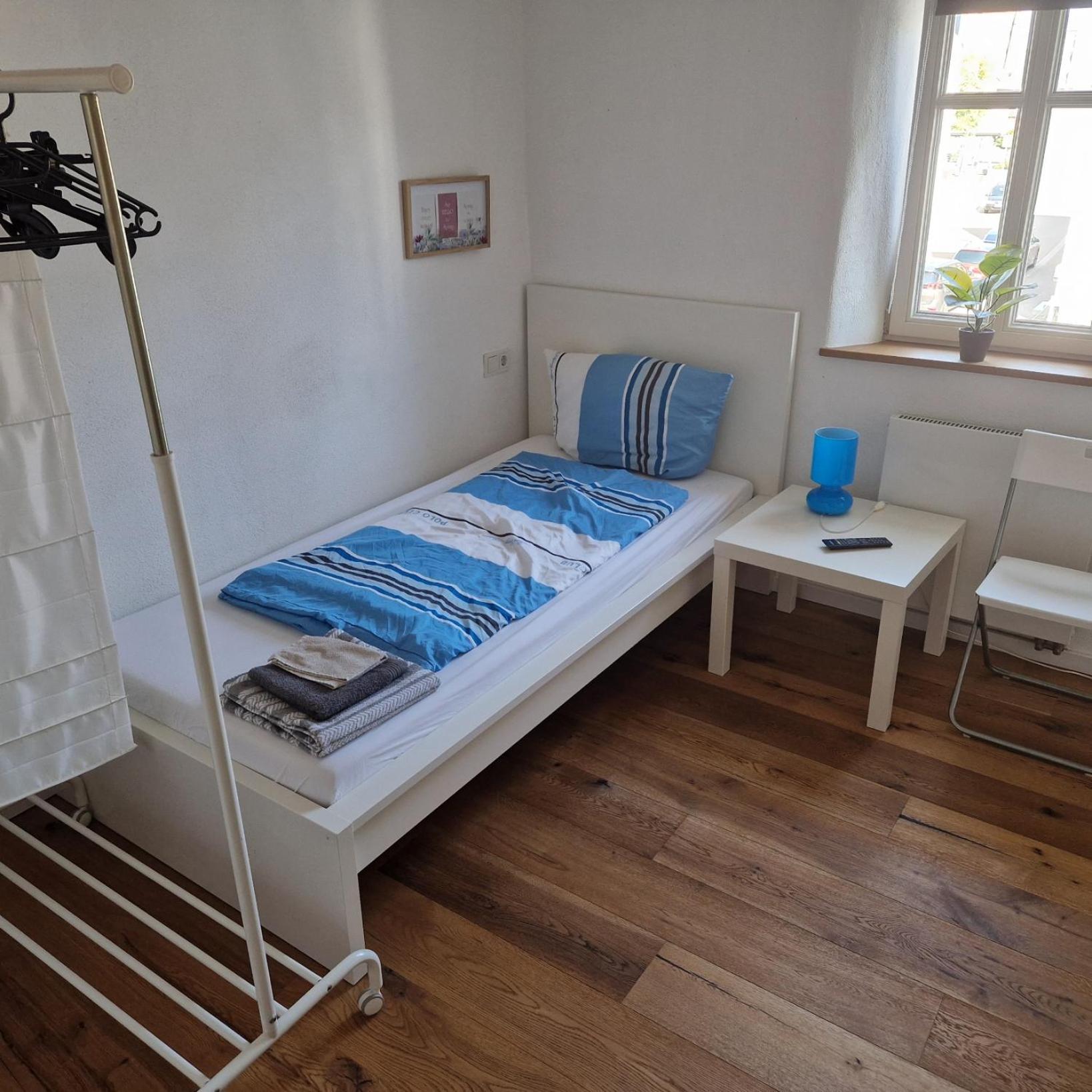 Apartments & Moeblierte Zimmer In Kahl Am Main, Kontaktloser Self Check-In, W-Lan, Schreibtisch, Duschbad, Kuechenzeile, Pkw-Plaetze Rum bild